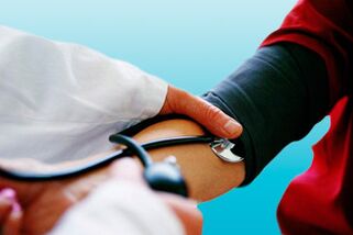 Měřením krevního tlaku tonometrem může lékař odhalit hypertenzi u pacienta. 